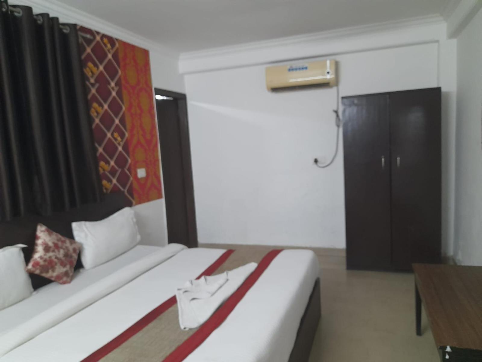 Hotel Airport Aditya Inn Ню Делхи Екстериор снимка