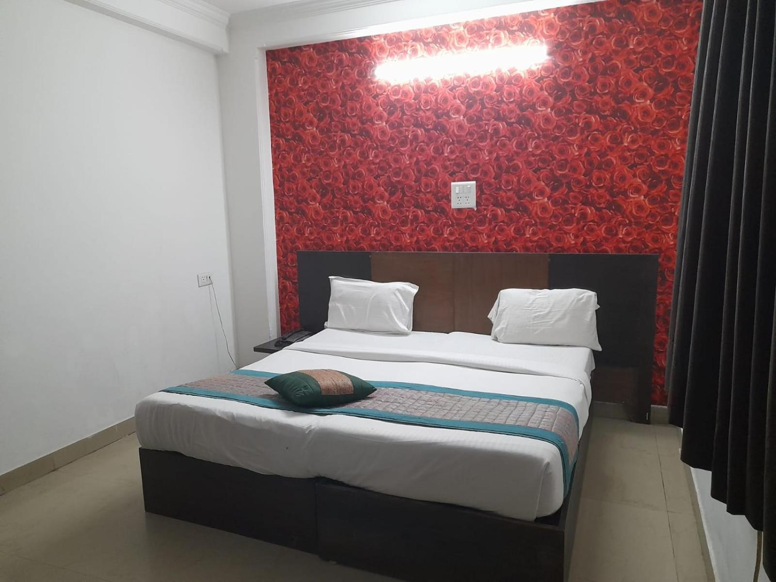Hotel Airport Aditya Inn Ню Делхи Екстериор снимка